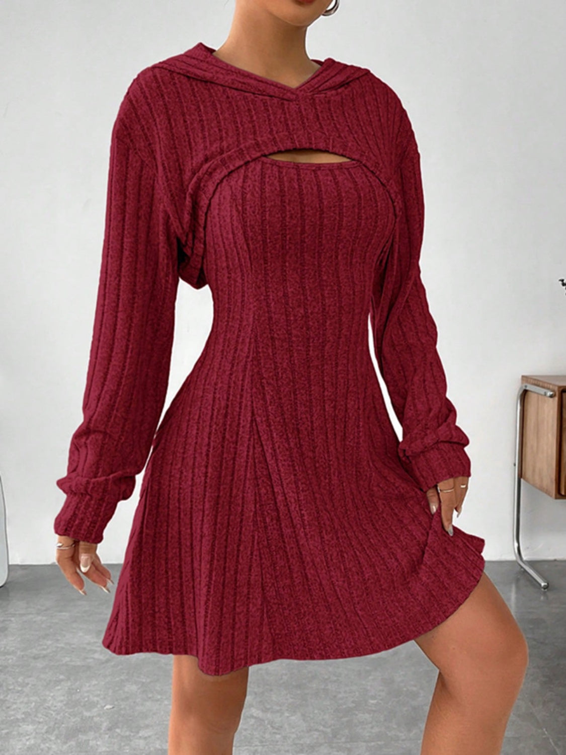 Set aus Kleid mit breiten Trägern und langärmligem Oberteil mit Kapuze
