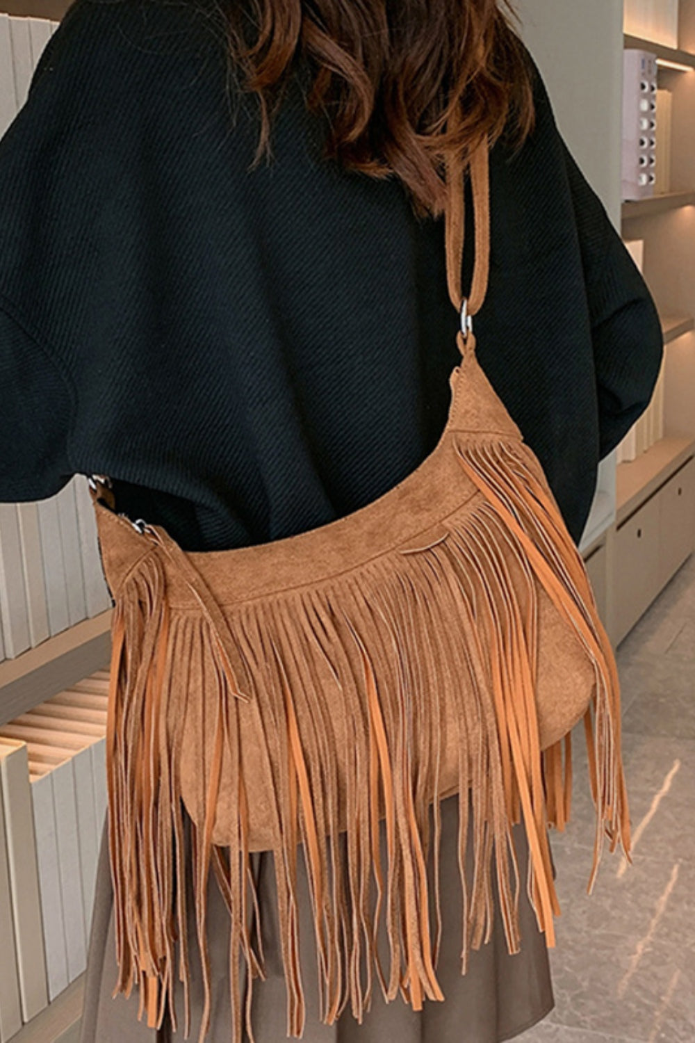 Schultertasche aus Wildleder mit Fransen und verstellbarem Riemen