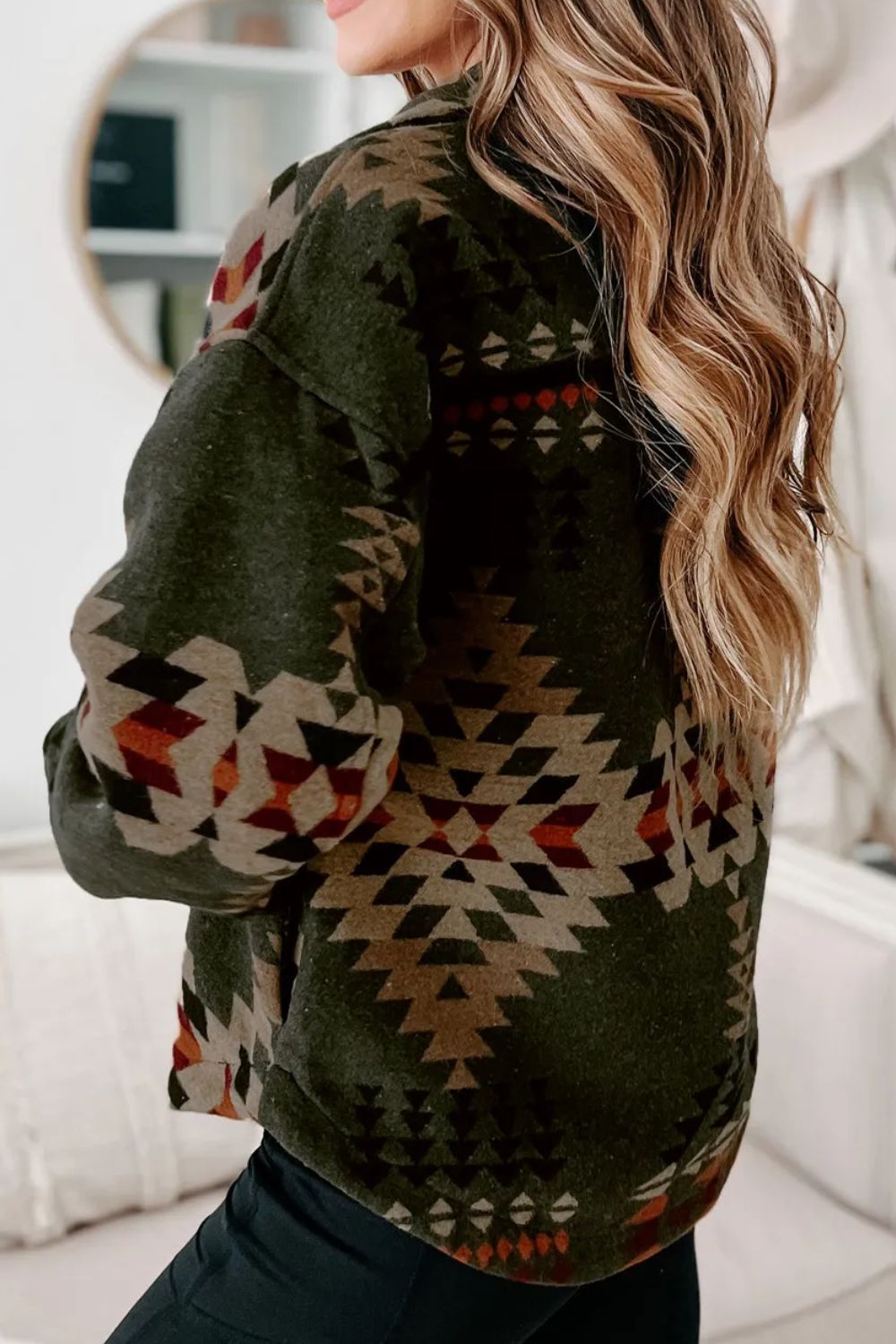 Jacke mit geometrischem Kragen und Taschen