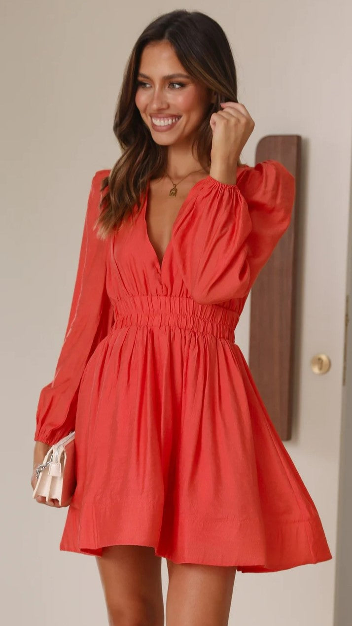 Orangefarbenes Minikleid mit tiefem V-Ausschnitt