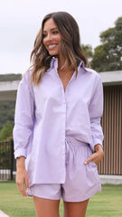 Lila Oversize-Hemd mit Button-Down-Kragen