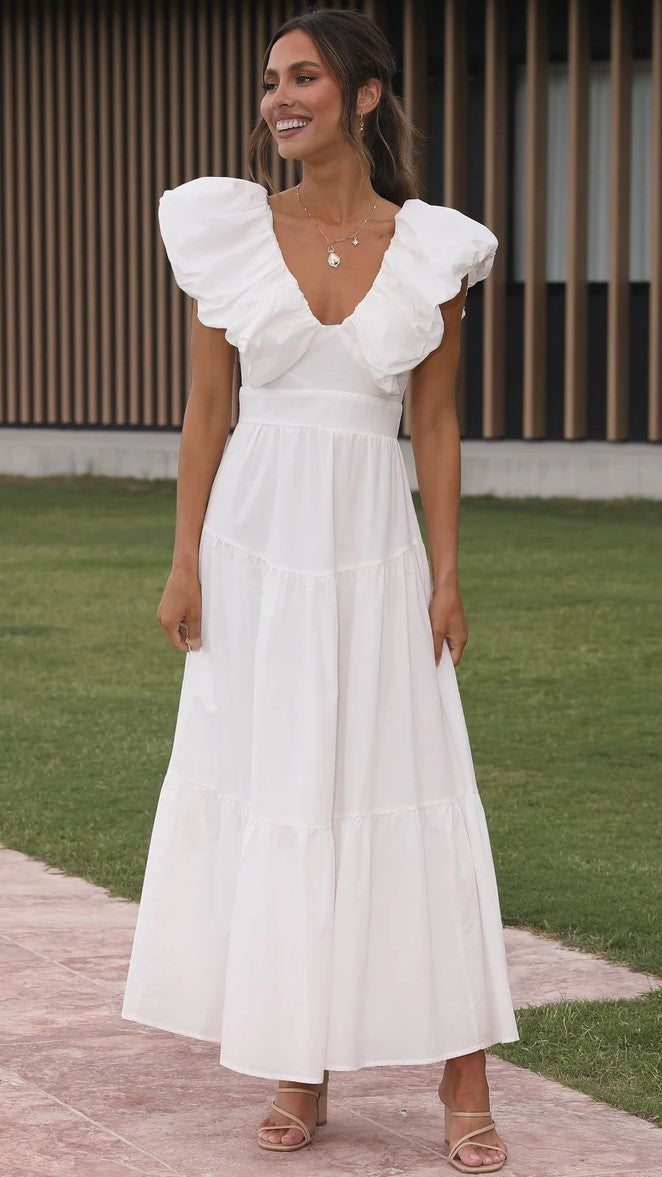 Weißes Midikleid mit ausgestellten Flügelärmeln