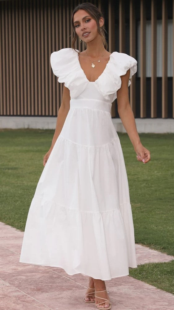 Weißes Midikleid mit ausgestellten Flügelärmeln