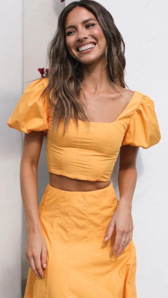 Senfgelbes Crop-Top mit kurzen Ärmeln