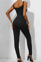 Enger Jumpsuit mit U-Ausschnitt und breiten Trägern