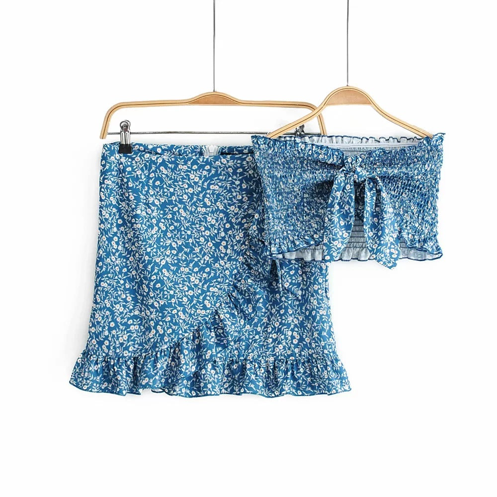 Marineblaues Set aus Oberteil und Rock mit Blumenmuster und Schleife