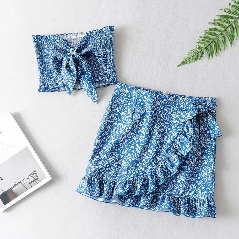 Marineblaues Set aus Oberteil und Rock mit Blumenmuster und Schleife