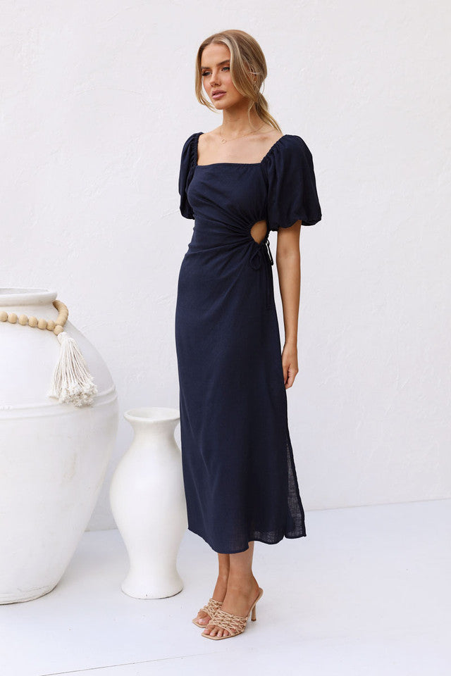 Marineblaues Midikleid mit Cut-outs