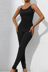 Enger Jumpsuit mit U-Ausschnitt und breiten Trägern