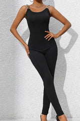 Enger Jumpsuit mit U-Ausschnitt und breiten Trägern