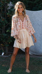 Rotes Boho-Top mit Blumenmuster und Schößchen