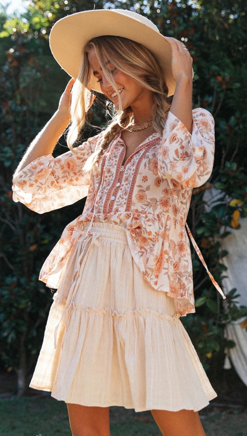 Rotes Boho-Top mit Blumenmuster und Schößchen
