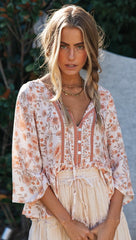 Rotes Boho-Top mit Blumenmuster und Schößchen