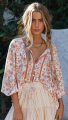 Rotes Boho-Top mit Blumenmuster und Schößchen