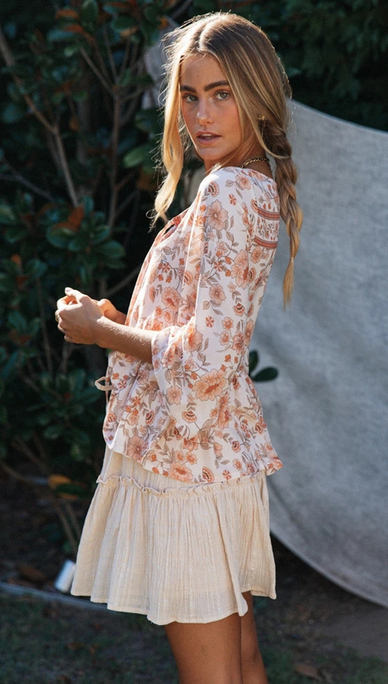Rotes Boho-Top mit Blumenmuster und Schößchen