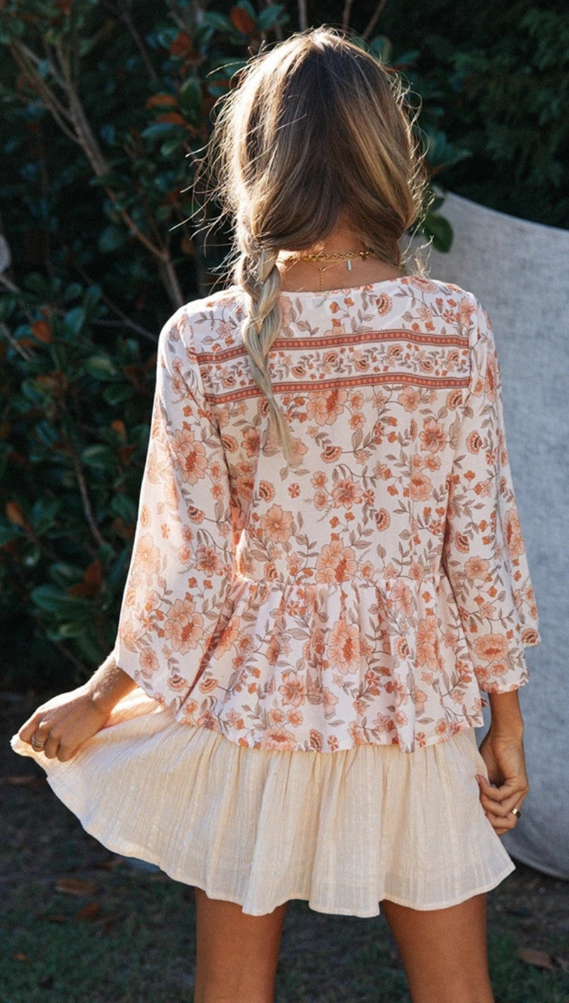 Rotes Boho-Top mit Blumenmuster und Schößchen