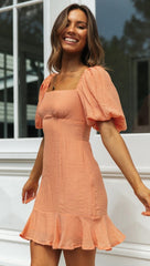 Orangefarbenes Minikleid mit Blousonärmeln