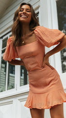 Orangefarbenes Minikleid mit Blousonärmeln