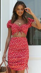 Rotes Set aus bauchfreiem Top und Rock mit Blumenmuster