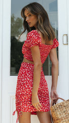 Rotes Set aus bauchfreiem Top und Rock mit Blumenmuster