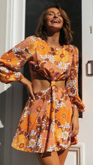 Oranges Kleid mit Cut-Outs an der Taille