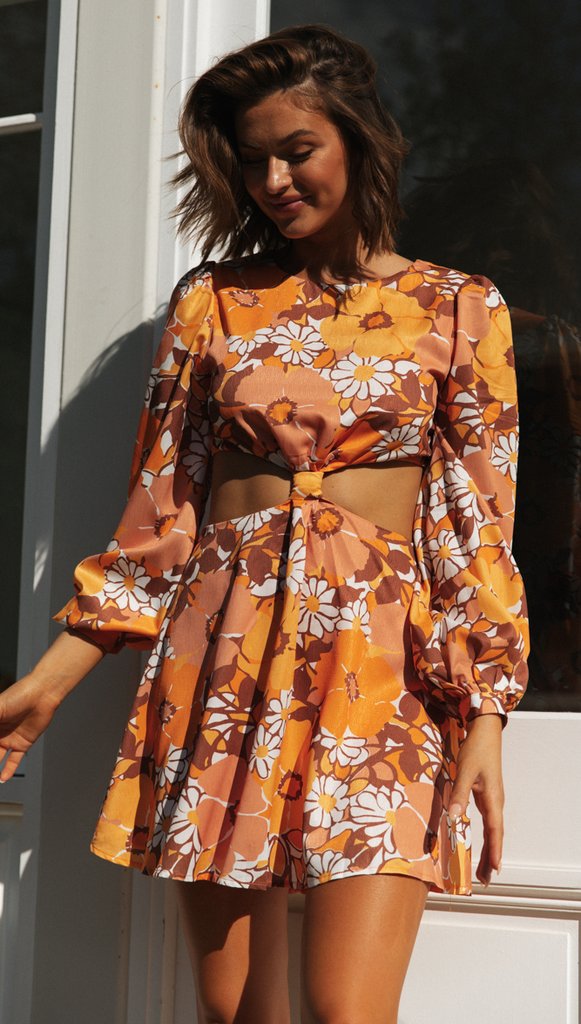 Oranges Kleid mit Cut-Outs an der Taille