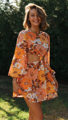 Oranges Kleid mit Cut-Outs an der Taille