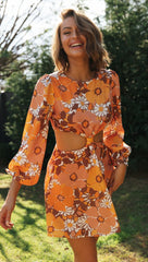 Oranges Kleid mit Cut-Outs an der Taille