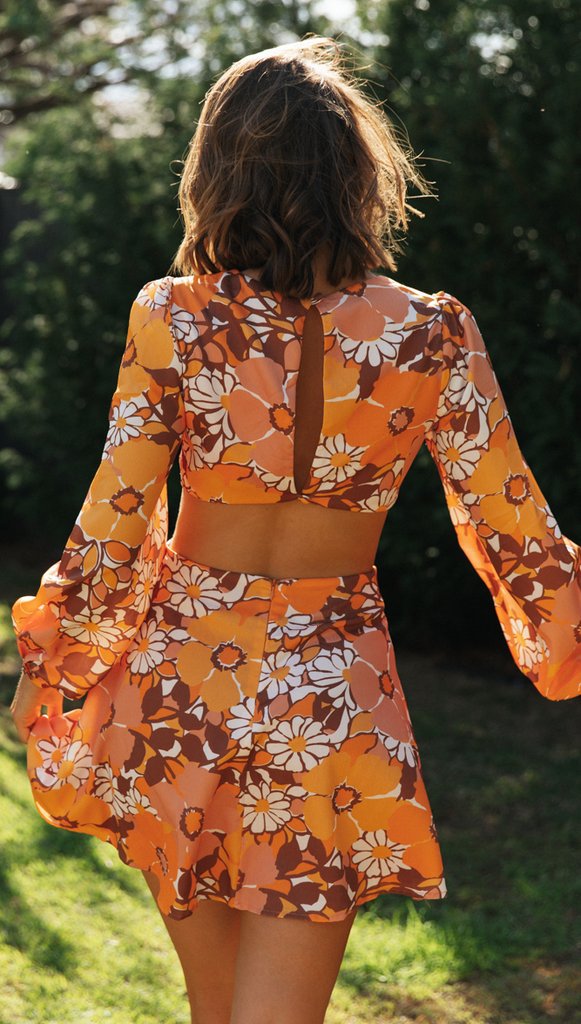 Oranges Kleid mit Cut-Outs an der Taille