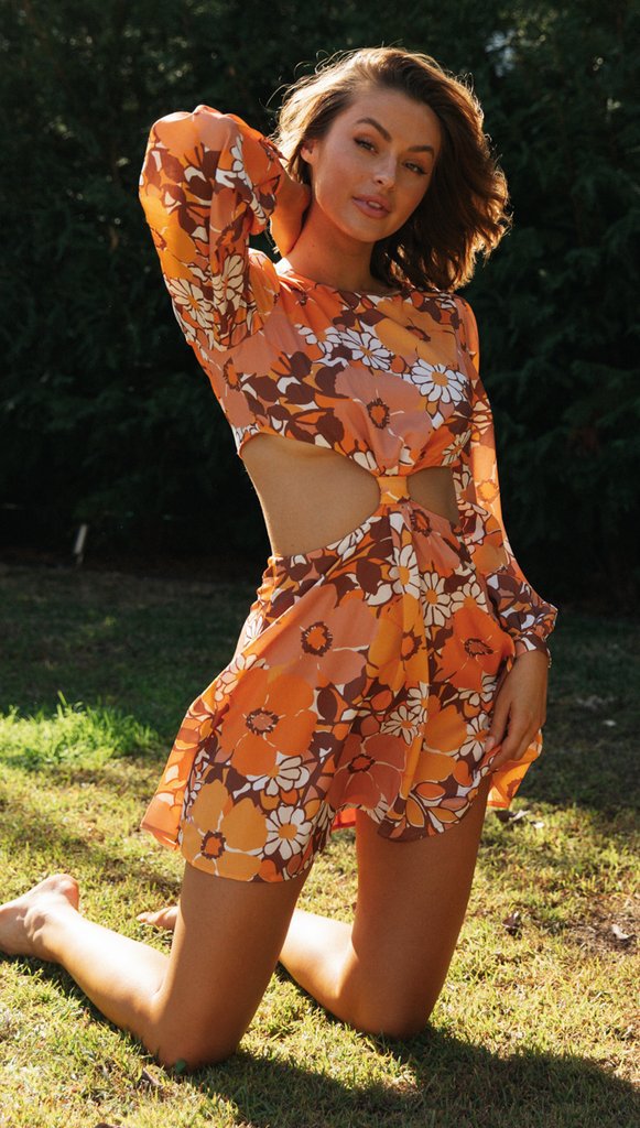 Oranges Kleid mit Cut-Outs an der Taille