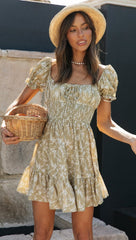Olivgrünes Minikleid mit gesmoktem Blumenbesatz