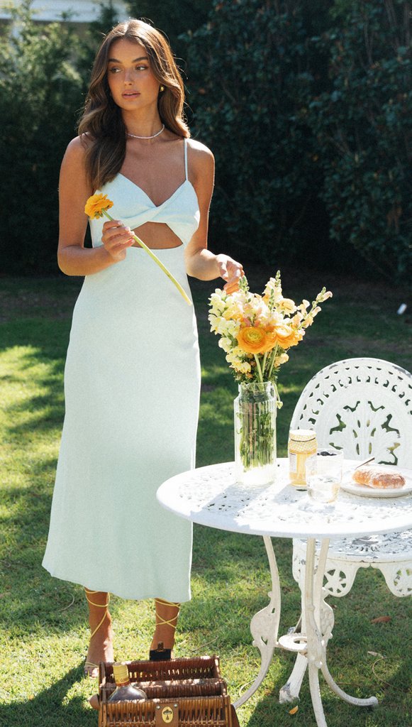 Mintgrünes rückenfreies Slip-Kleid mit Cut-outs