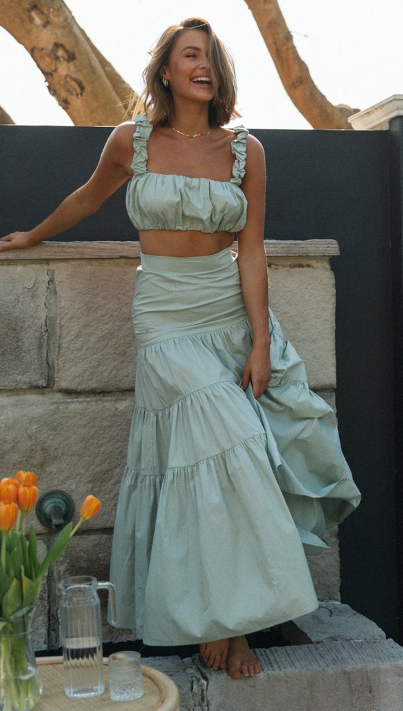 Grünes Crop-Top und Rock-Set mit Rüschen