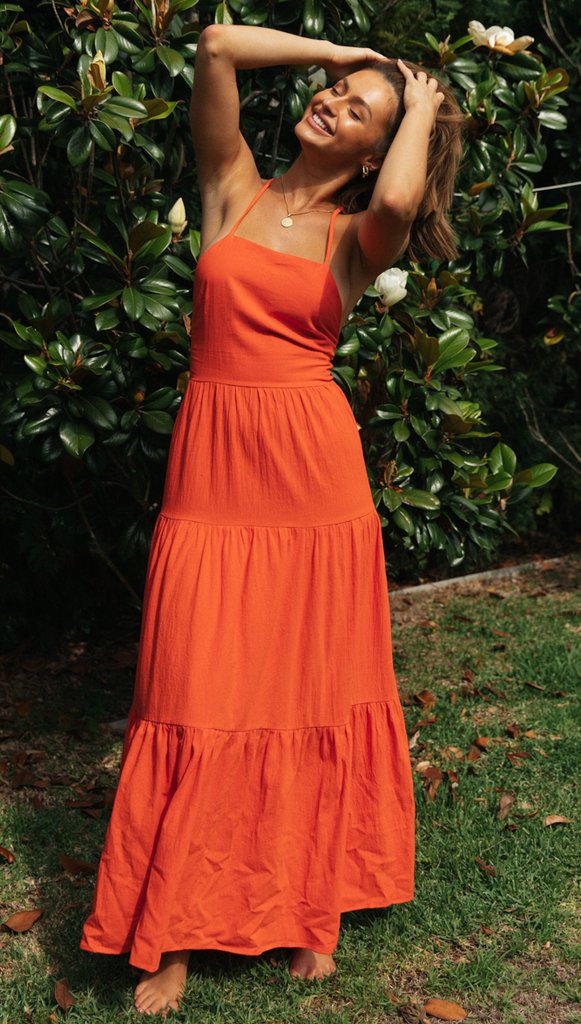 Oranges rückenfreies langes Kleid