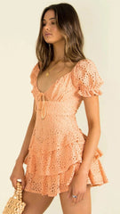 Oranges Häkelkleid mit Spitzenkragen und Bindeband