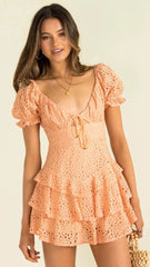 Oranges Häkelkleid mit Spitzenkragen und Bindeband