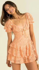 Oranges Häkelkleid mit Spitzenkragen und Bindeband