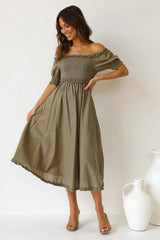 Olivgrünes gesmoktes Midikleid