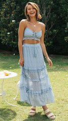 Blaues Set aus bauchfreiem Top und Rock mit Blumenmuster