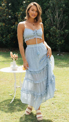 Blaues Set aus bauchfreiem Top und Rock mit Blumenmuster