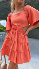 Oranges Minikleid mit Cut-Out-Taille