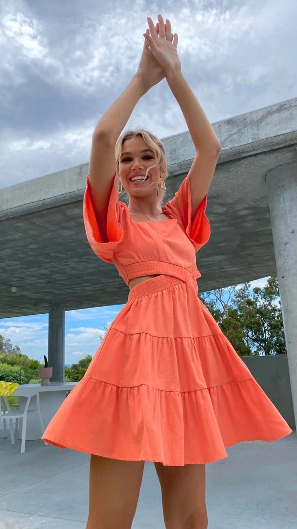 Oranges Minikleid mit Cut-Out-Taille