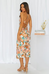 Oranges rückenfreies Midikleid mit ethnischem Blumenmuster