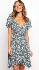 Olivgrünes Kleid mit Blumenmuster und Bindegürtel