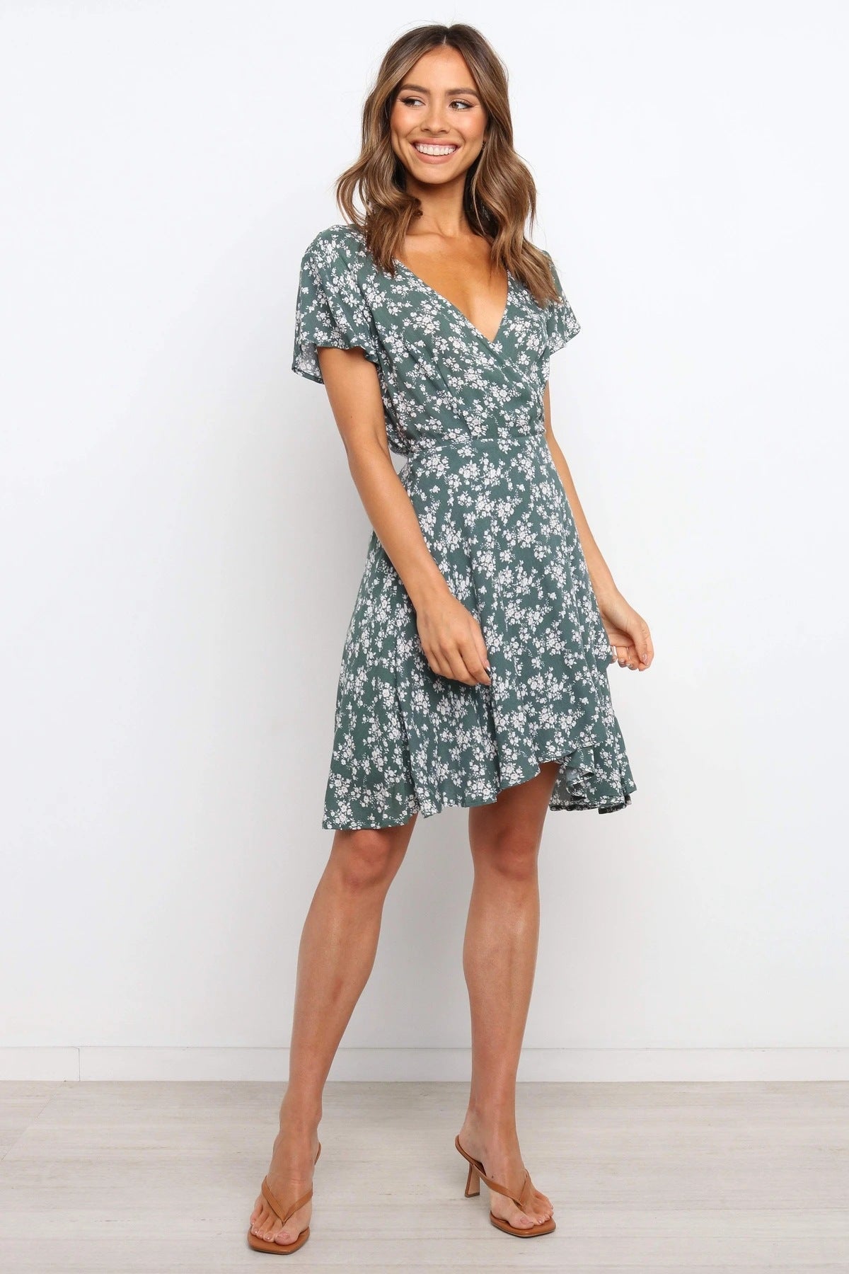 Olivgrünes Kleid mit Blumenmuster und Bindegürtel