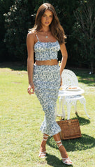 Blaues Set aus gesmoktem Crop-Top und Rock mit Blumenmuster