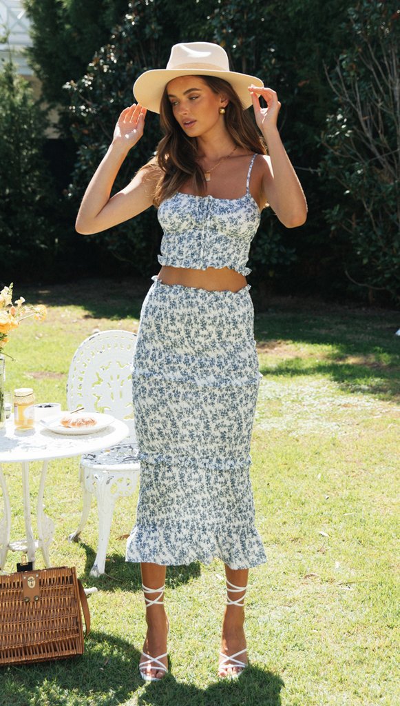Blaues Set aus gesmoktem Crop-Top und Rock mit Blumenmuster