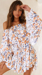 Orangefarbener, schulterfreier Strampler mit Blumenmuster
