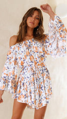 Orangefarbener, schulterfreier Strampler mit Blumenmuster