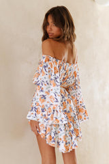 Orangefarbener, schulterfreier Strampler mit Blumenmuster